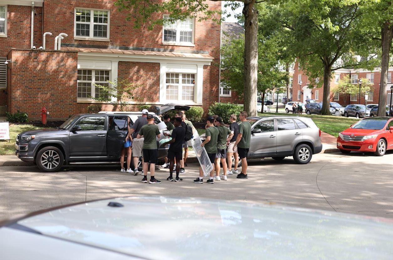 students unloading cars at move-in